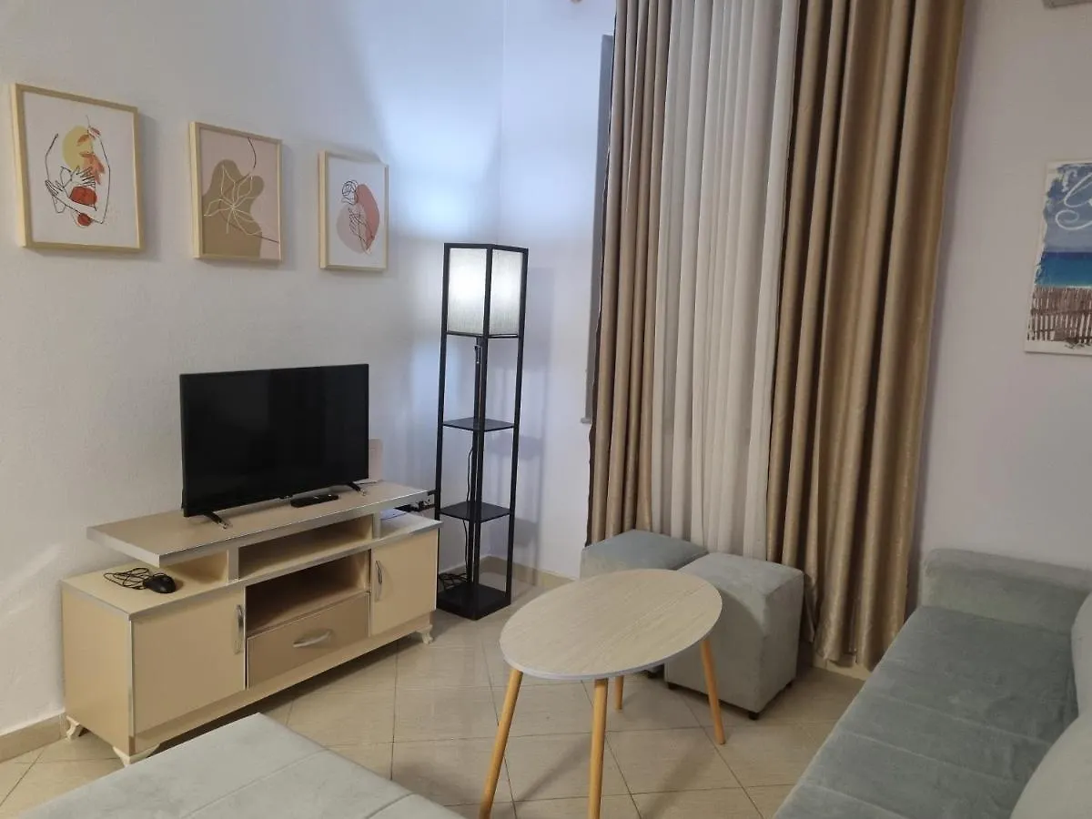 Glamorous Apartment In ティラナ