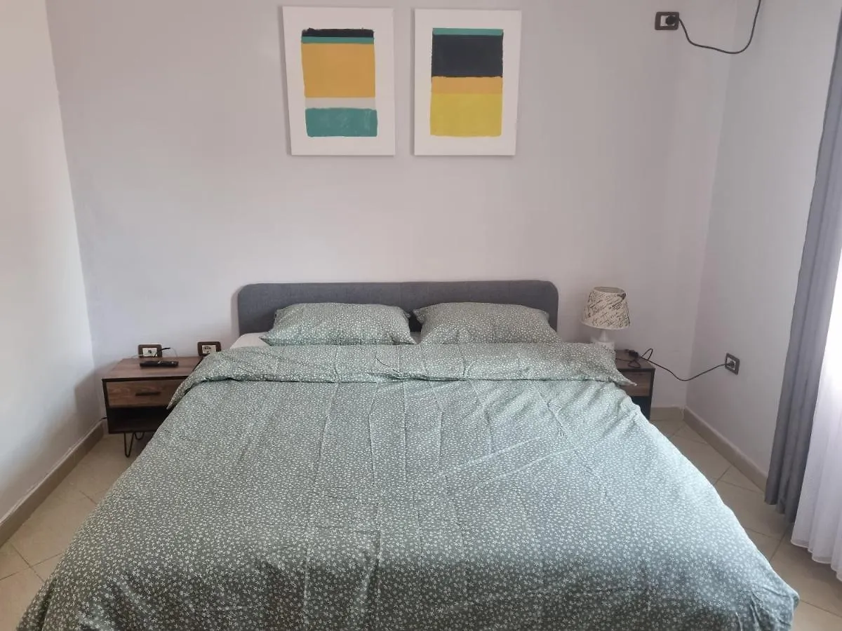 Glamorous Apartment In ティラナ