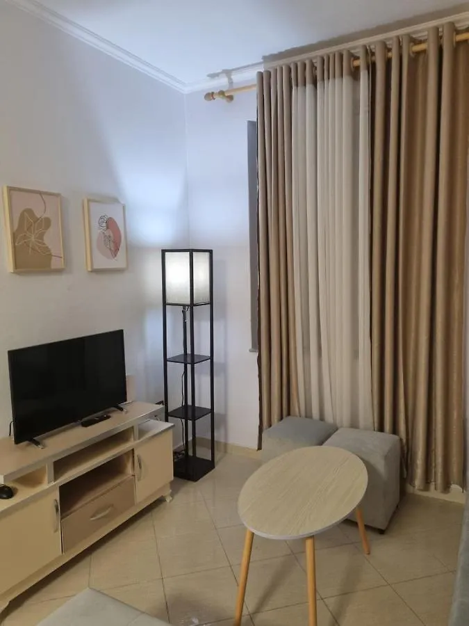 Glamorous Apartment In ティラナ